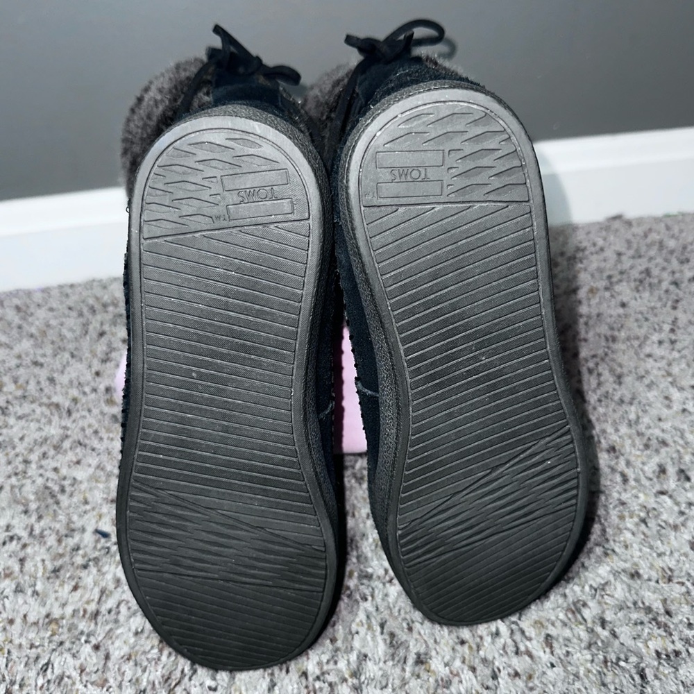 TOMS Black Suede Faux Fur Winter Boots Warm Cozy Mid Calf Slip On Women’s 6 - Picture 4 of 6